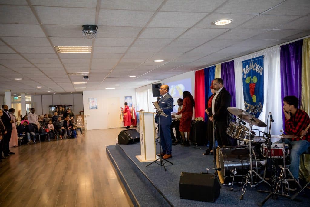 De band op het podium