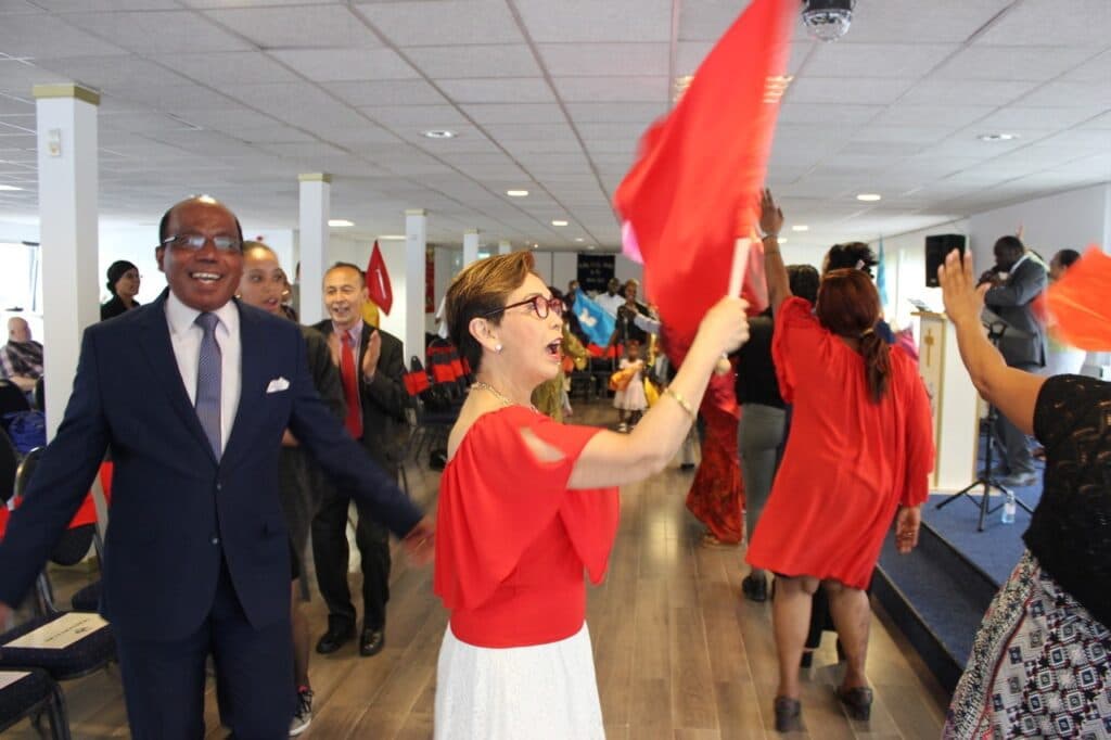 Aanbidding met een rode vlag