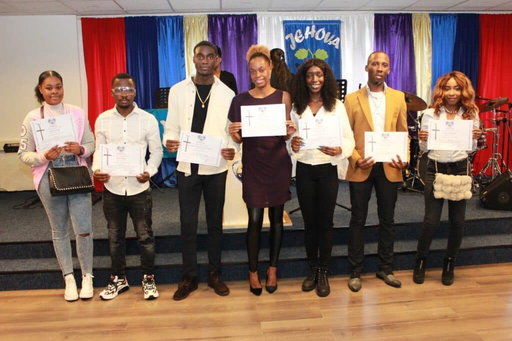 Een groep met hun certificaat